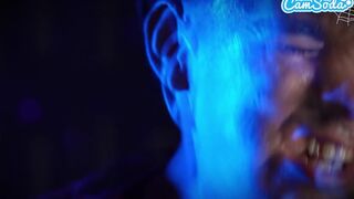 Tiny MILF farkasbarátja óriás farkát nyeli Halloween