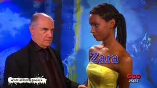 Német néger csaj tátott szájjal nyeli a sperma zuhatagot