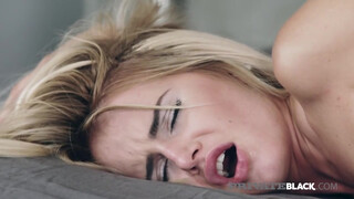 Cuki szőke angyal feketékkel kapja tele