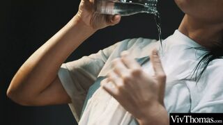 Csodaszép barna hajúak forrósan olajozzák be egymást és 69-eznek