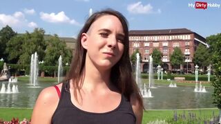 Német turista lány kültéri anális dugása