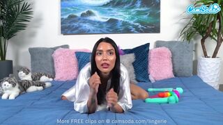 Aranyos tini játékokkal tölti meg nedves lyukát