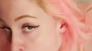 Nyálas barátnő mohó szopása kemény faszra