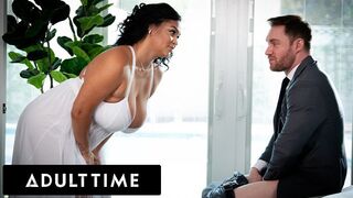 Hatalmas természetes cici ugrál farkon