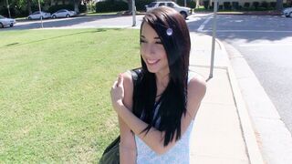 Tini szajha Mia Hurley megmutatja nagy ciciét és pénzért megdugja a srácot