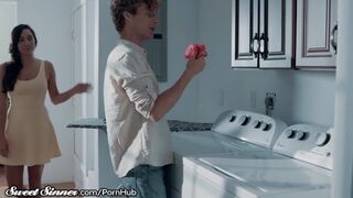 Bebiszitter piszok bugyija csábítja a barátot dugásra