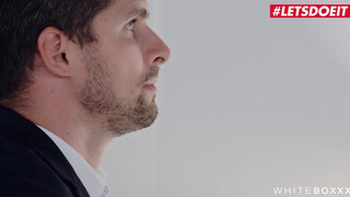 Stacy seggét asztalon dugják mélyen vadul