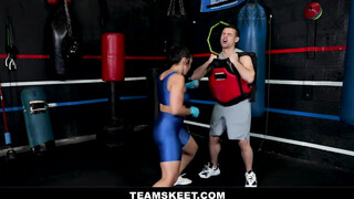 Kickbox edzés utáni izzadt baszás nedves puncija