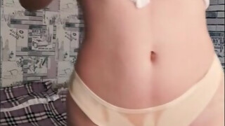 Fiatal tini természetes nagy mellei remegnek szextől