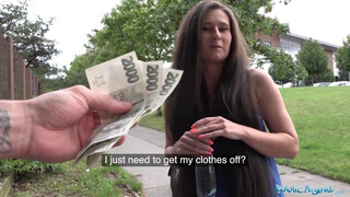 Lara Fox kész bármire a pénzért baszni