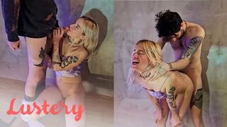 Szőke amatőr pár baszik előtte a saját szexfilmjükben