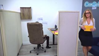 Nagy seggű milf háromszereplős dugása a forró párbaj felett