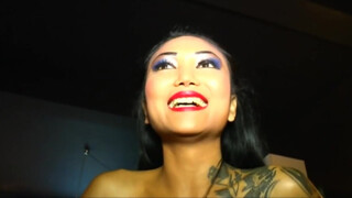 Német ázsiai kurva gangbangben nyeldekli a faszokat