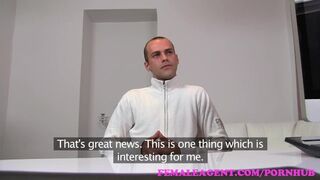 Szexi milf ügynök teszteli kemény szerszámot