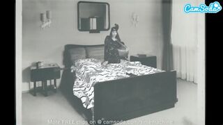 Forró tini szőreivel játszik hatalmas dildókkal