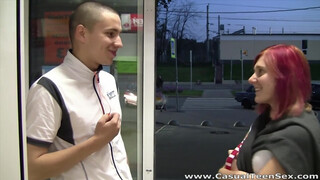 Lila hajú tini gyors dugása utcai szexben