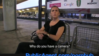 Vonatra váró szűzies csaj vad szexet kap