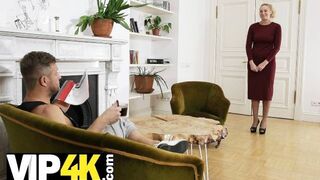 Szőke érett orosz harisnyában csábít fiatalot