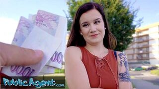 Csinos Eliss meztelenül pózol és maszturbál amatőrben