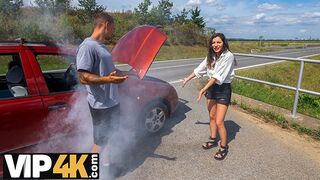 Erdőben fekete hajú csaj vadul kapja a dugást