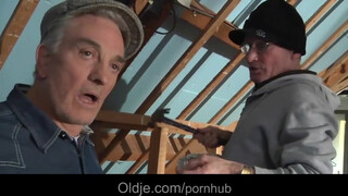 Szexi tinicsaj és két mázlista vén tata