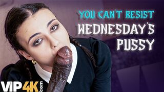 Wednesday kutyapózban nyeli mostohaapa faszát