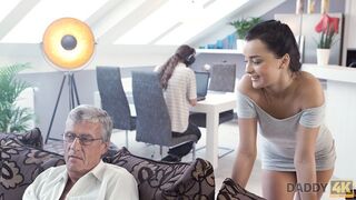 Szürke hajú szemüveges öregember dugja a gyönyörű tinit