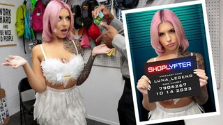 Tini csaj halloweenben lopásért büntetésként baszva