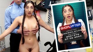 Aranyos tini iskolás lányt megfosztják ruháitól és megbassza a zsaru