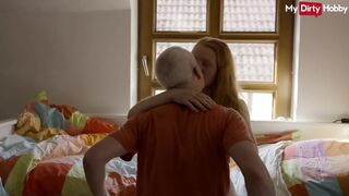 Szőke tini nyögés míg az öreg megdugja a pináját