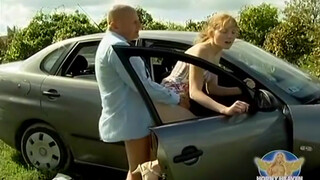 Gyuribácsi kémlelve dugja a forró tinit