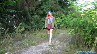 Csaj kutyát keresve dugásba keveredik