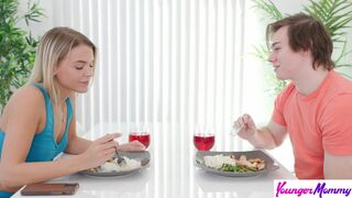 Faszéhes mostohaanya ugrál lépfia farkán