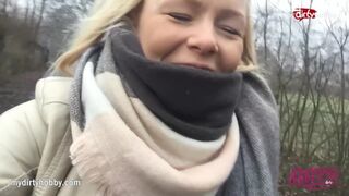 Forró tini lány kerékpáron dörzsöli nedves puncáját