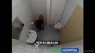 Tini tetkós szuka élvez a doki vastag farkán