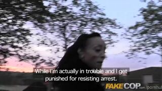 Rendőrfasz fogvatartott nőket élvezettel basz