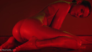 Sybil gyönyörű teste maszturbációs orgiára invitál