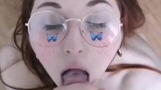 Amatőr ribanc barátnő mélyen szopja a faszt