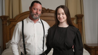 Nagy cicis lány baszik a nevelőapjával tiltott módon