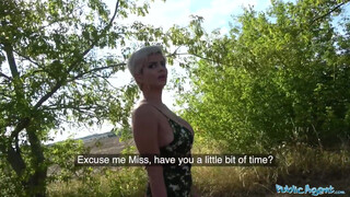 Csöcsös bombázó nyilvános faszszopás mestere