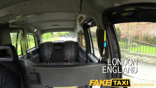 Pornós punci taxiban mutatja baszós tudását