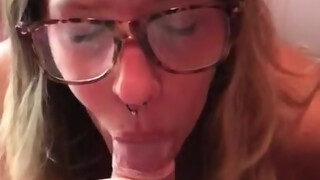 Szemüveges francia feleség