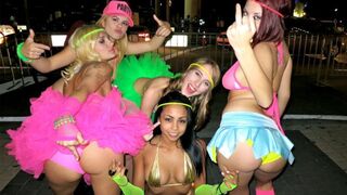 Tini csajok őrült partin punci baszás orgia