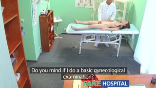 Szép tini tanulja meg a védtelen dugást a klinikán