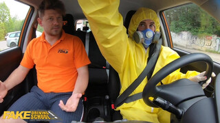 Vegyvédős csaj autós dugás vadul