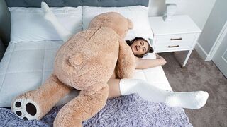 Szarvas mostoha nővér gyakorolja a szexuális készségeit szívesen együttműködő mostoha testvérén