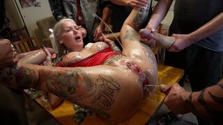 Unokatestvérek megosztják a barátnő szűk puncit