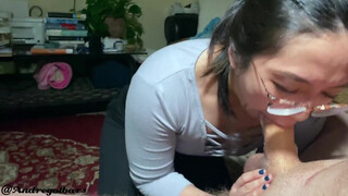 Szemüveges ázsiai barátnő mélyen szopja a farkot