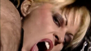 Monique Covet fetish játékban őrülten spriccel