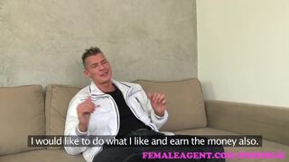 Femaleagent - a telhetetlen milf nem bírt lépést tartani a szexi striptíző farkával a castingon